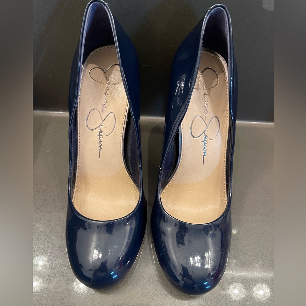 Jessica Simpson Elegant Navy Patent High Heel Pumps | Round Toe Size 7 | New - Picture 2 of 4